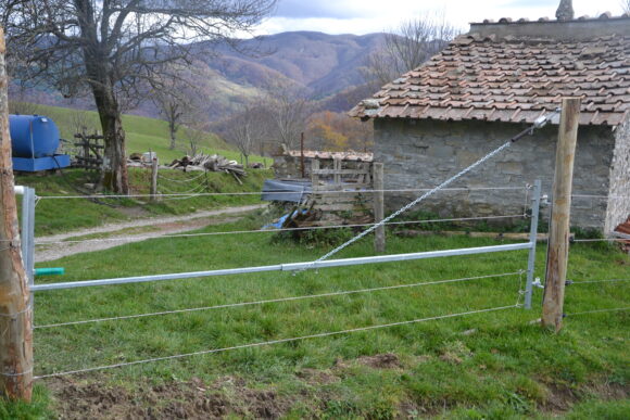 Cancello metallico elettrificato.