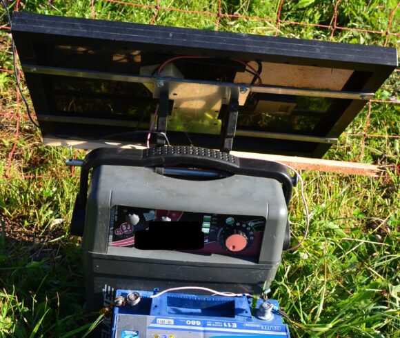 Elettrificatore a batteria e pannello fotovoltaico.
